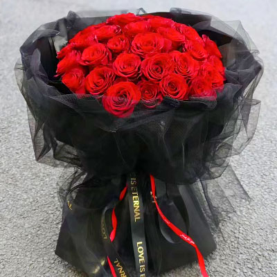 合肥33朵红玫瑰黑色包装，此花表真心